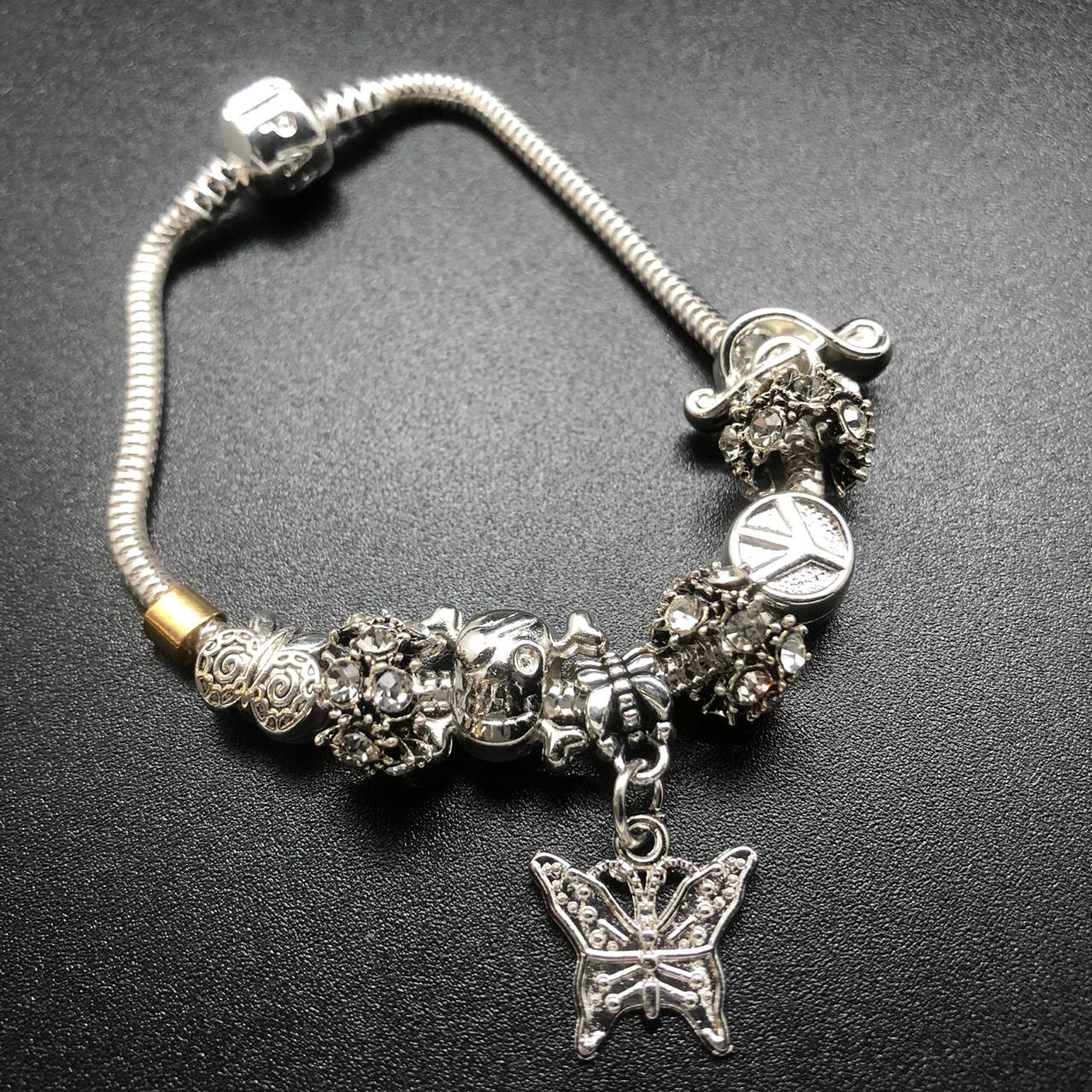 картинка Браслет из ювелирного метала с шармами и подвеской Бабочка 02 от магазина El Corazon