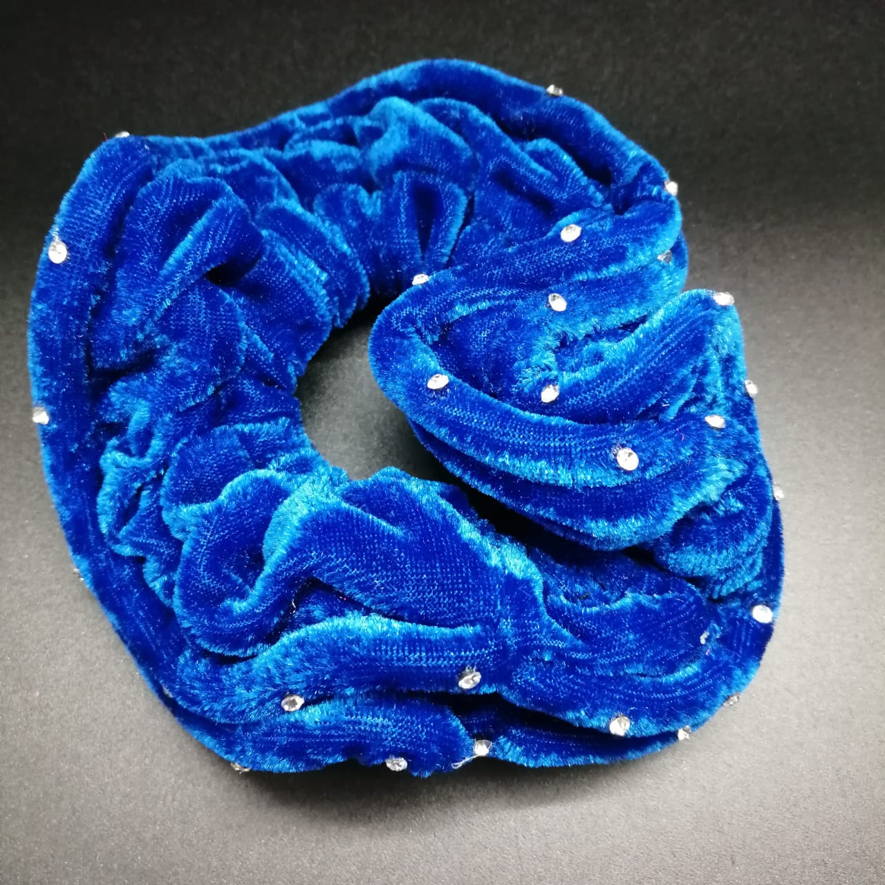 картинка Бархатная резинка для волос со стразами, синяя от магазина El Corazon