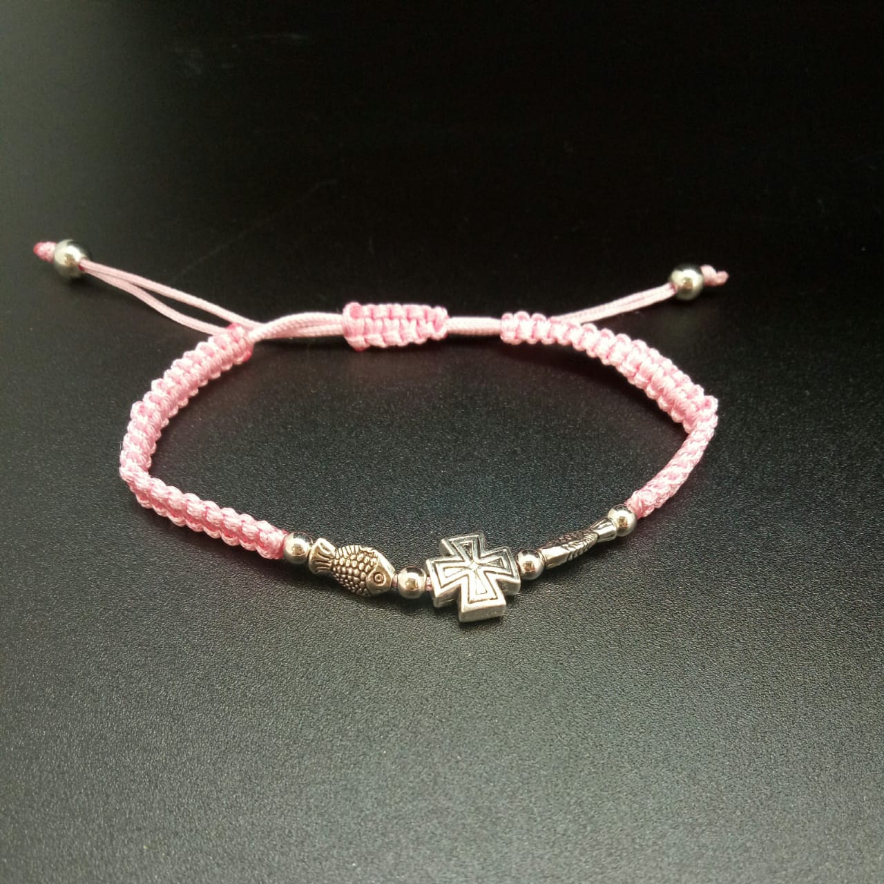 картинка Брояница с крестом на розовом плетенном браслете от магазина El Corazon