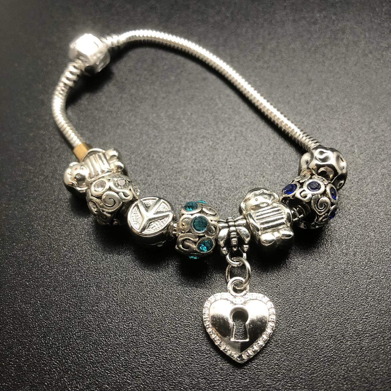 картинка Браслет из ювелирного метала с шармами и подвеской Сердце с замочком 02 от магазина El Corazon