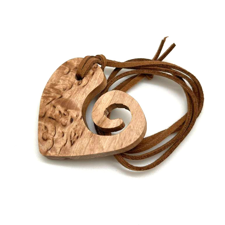 картинка Подвеска-оберег сердце из карельской березы на кожаном шнурке Kul135 от магазина El Corazon