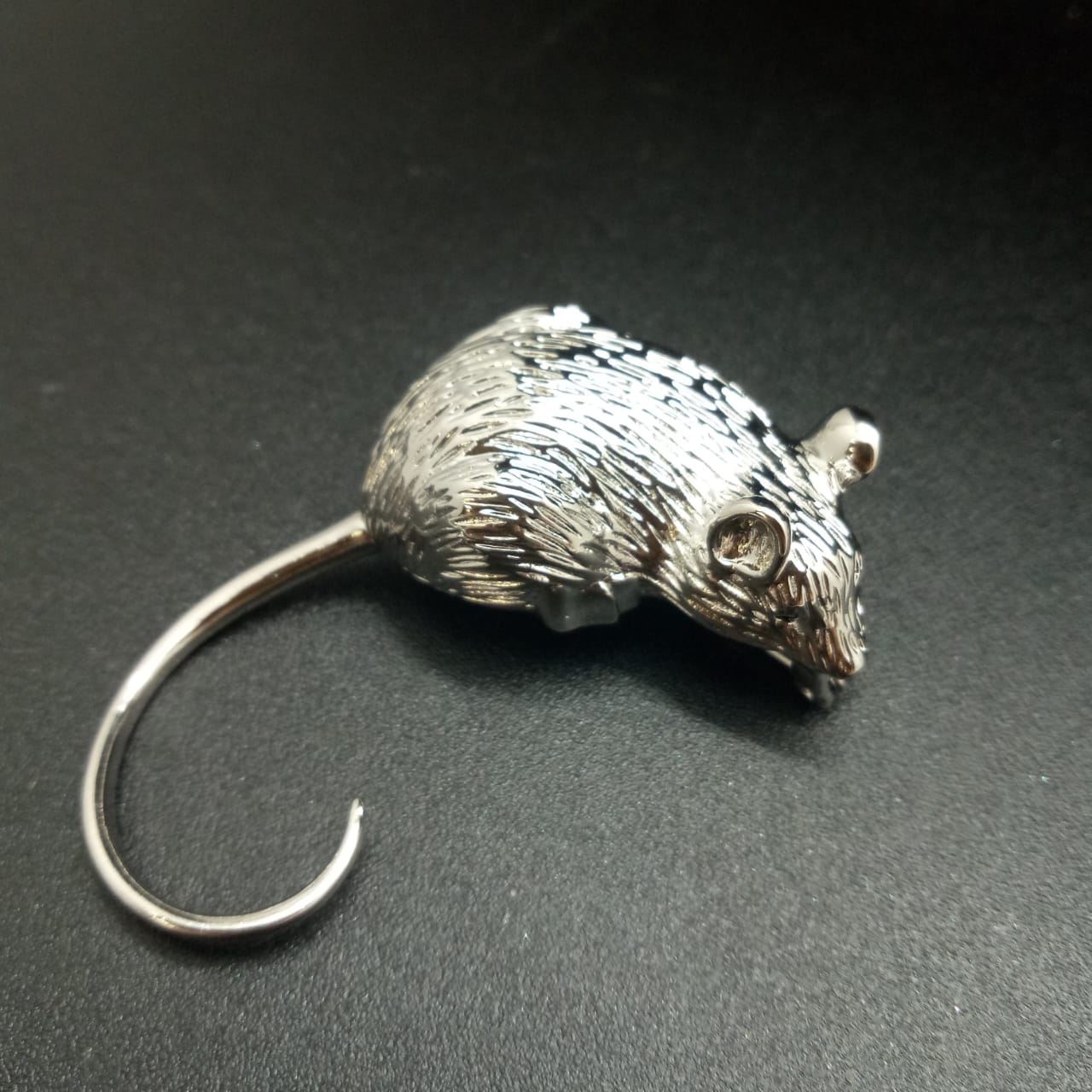 картинка Брошь мышь с подвижным хвостиком 02 от магазина El Corazon