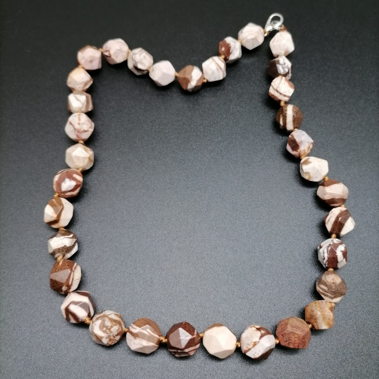 картинка Ожерелье 46 см из граненных бусин d 12 мм кофейной яшмы от магазина El Corazon