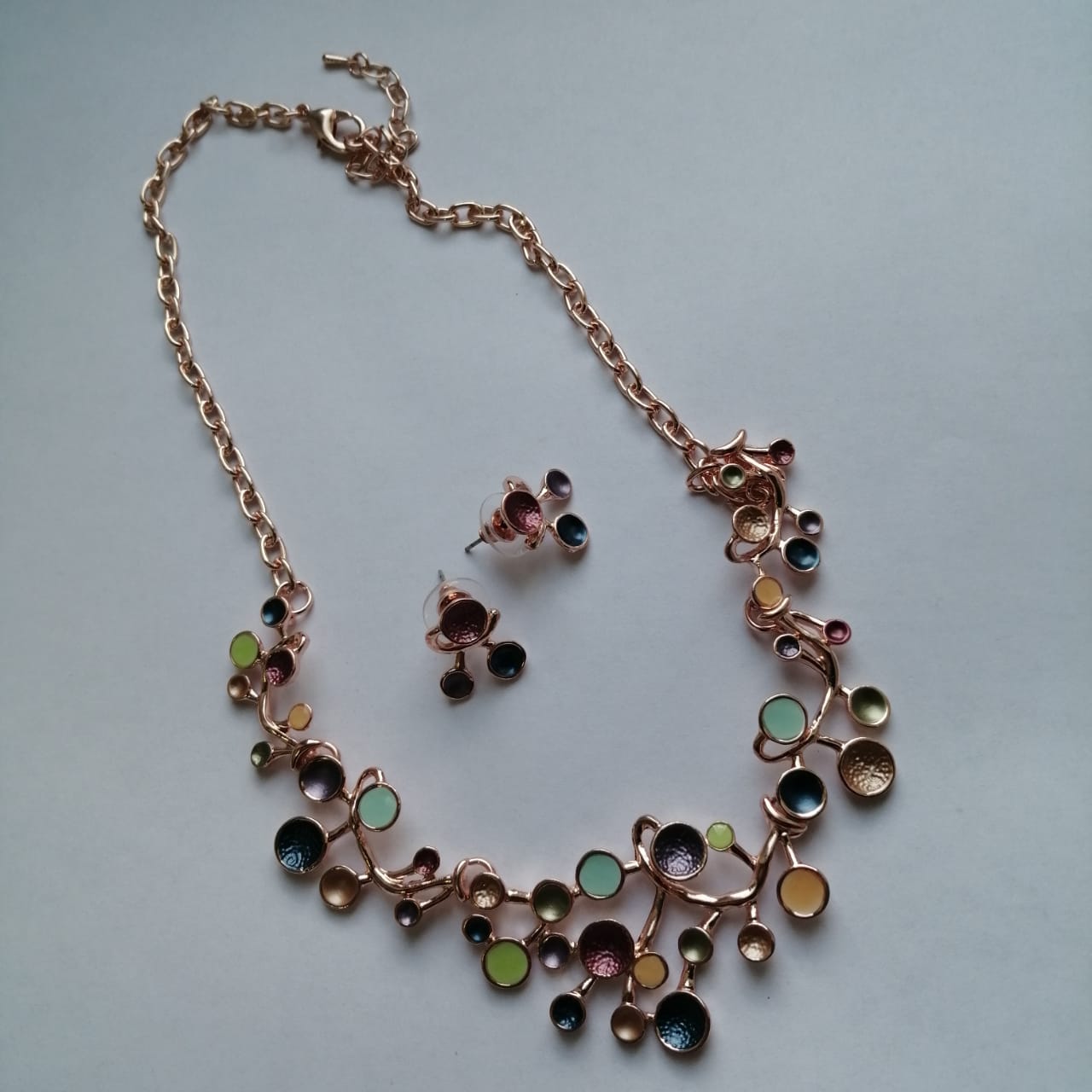 картинка Комплект серьги и ожерелье из ювелирного металла и эмали от магазина El Corazon