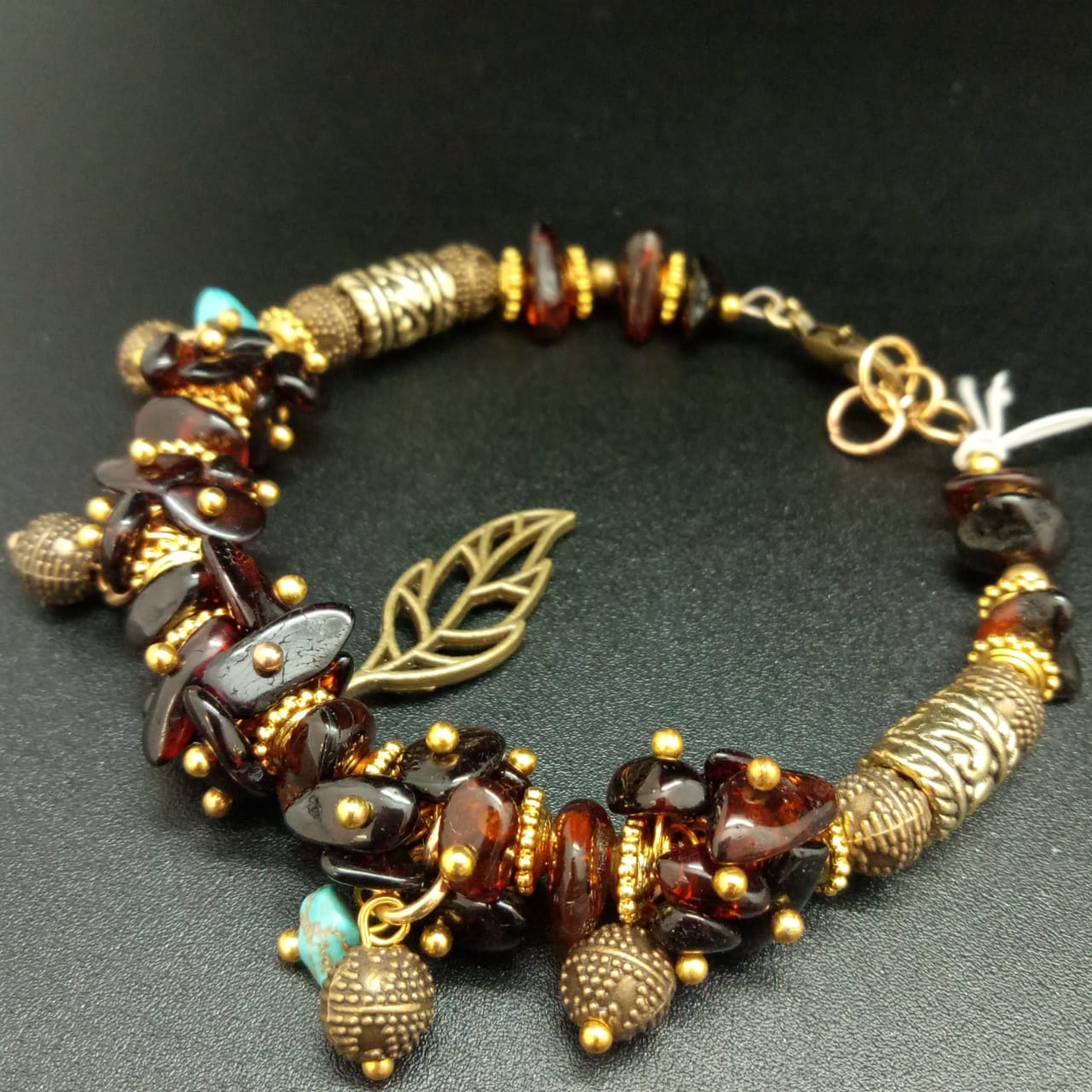 картинка Браслет из янтаря, бирюзы, ювелирного металла и шармов 04 bracelet-140 от магазина El Corazon