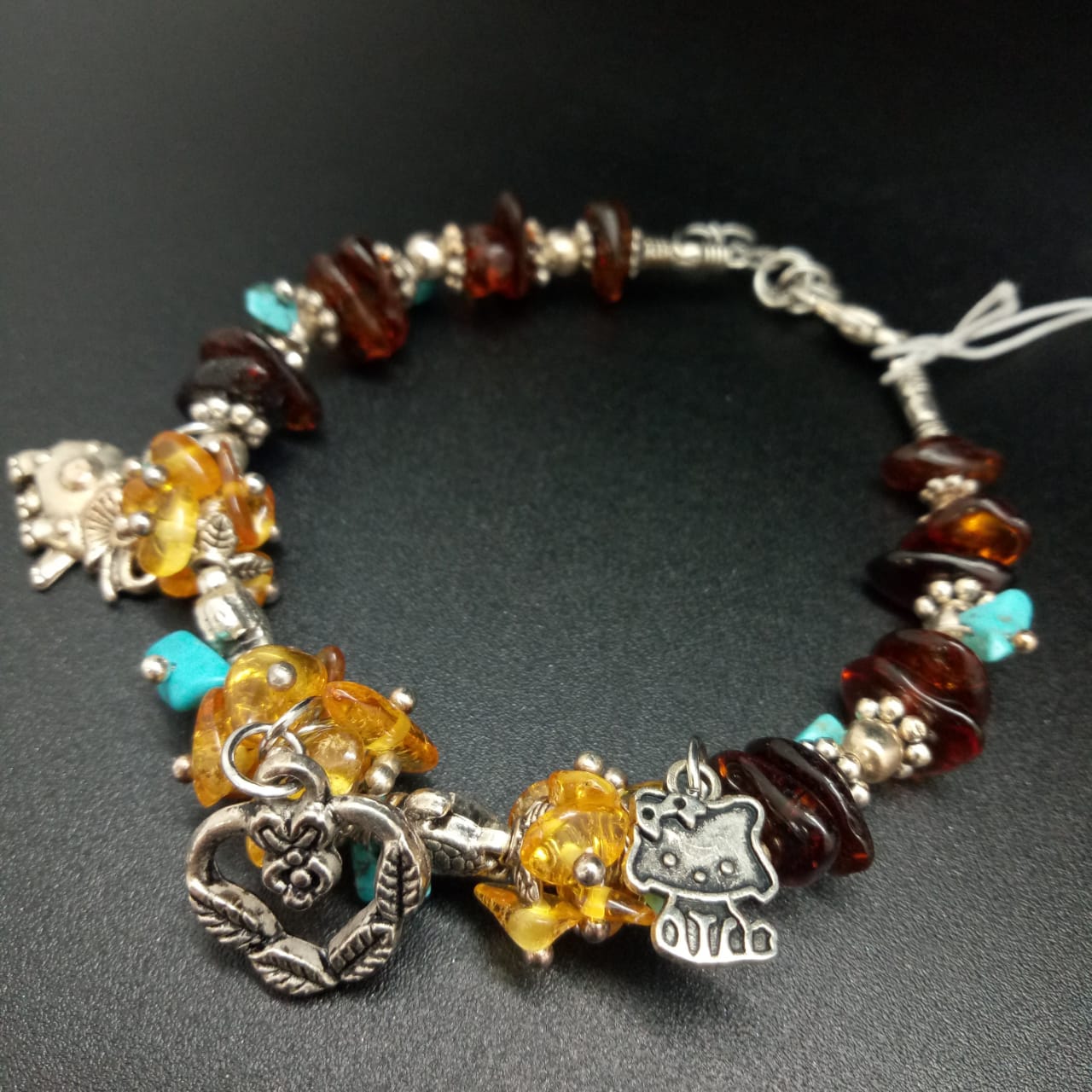 картинка Браслет d 8 см, из янтаря, бирюзы, ювелирного металла и шармов 03 bracelet-129 от магазина El Corazon