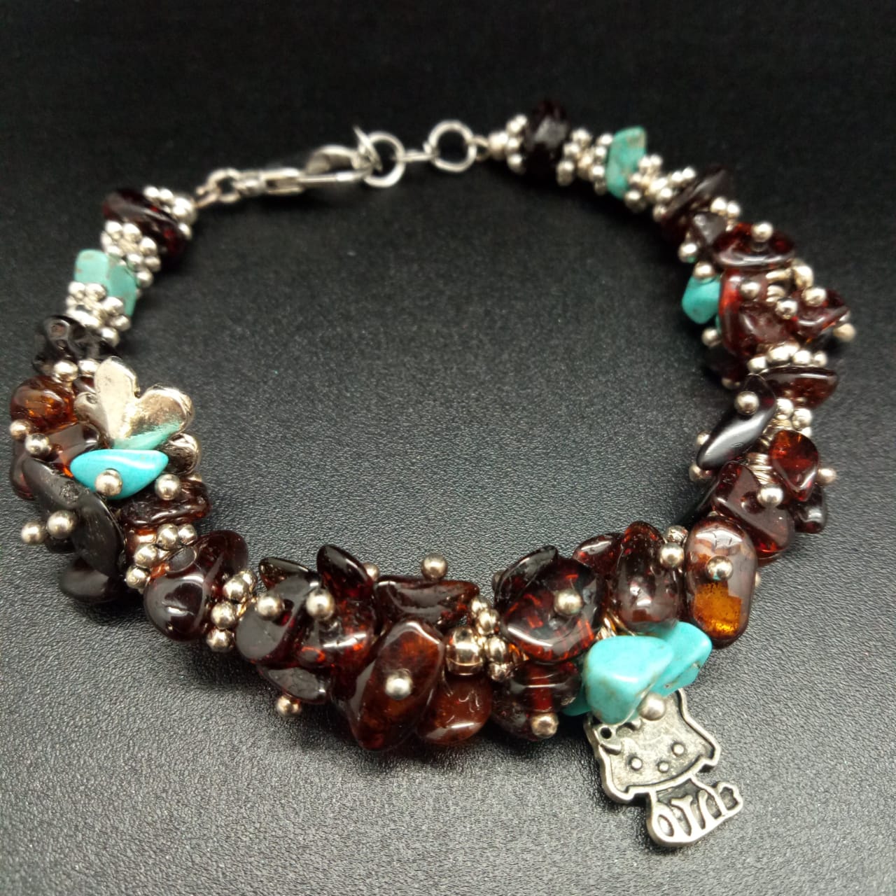 картинка Браслет d 7 см, из янтаря, бирюзы, ювелирного металла и шармов 01 bracelet-155 от магазина El Corazon