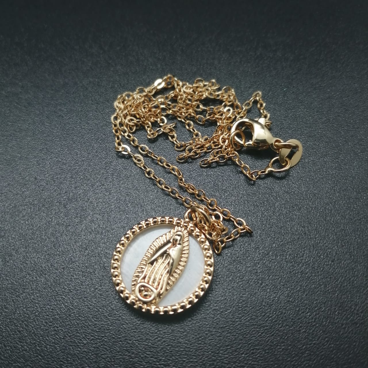 картинка Круглый кулон на цепочке из жемчуга и ювелирного металла, Мадонна от магазина El Corazon