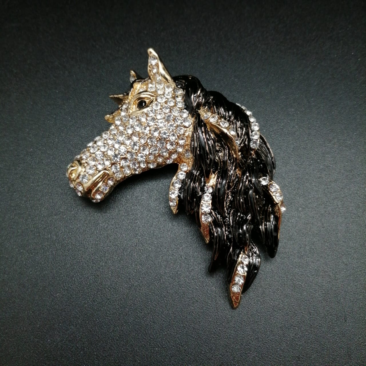 картинка Брошь голово белой лошади с черной гривой от магазина El Corazon