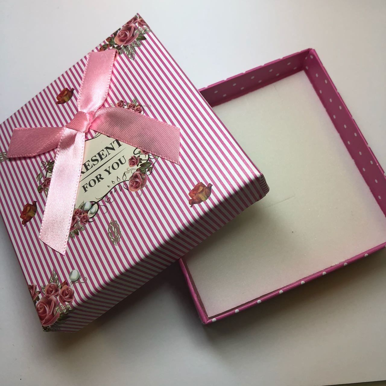 картинка Коробочка с розовым бантом и полоской 9х9х3 от магазина El Corazon