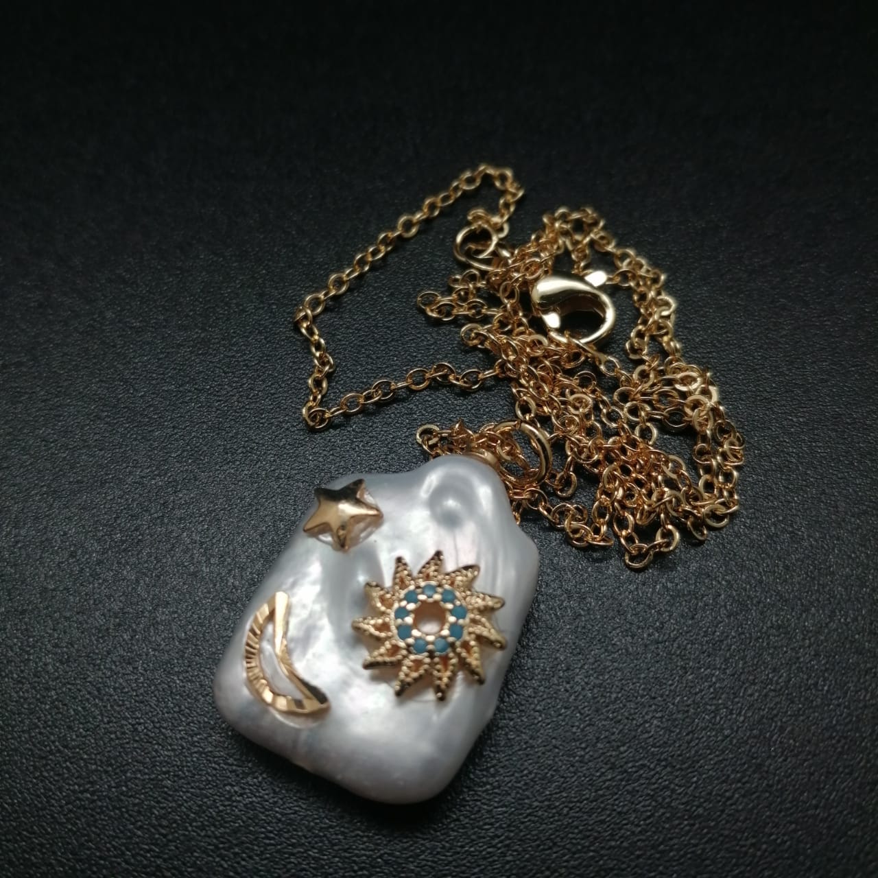 картинка Кулон на цепочке 04 из жемчуга, камня цирконий и ювелирного металла от магазина El Corazon