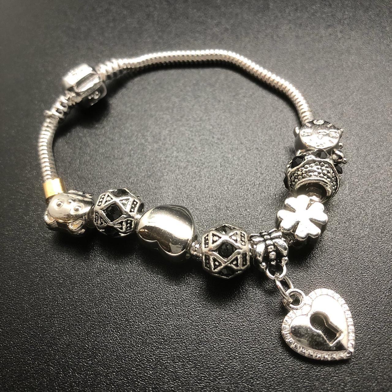 картинка Браслет из ювелирного метала с шармами и подвеской Сердце с замочком 03 от магазина El Corazon