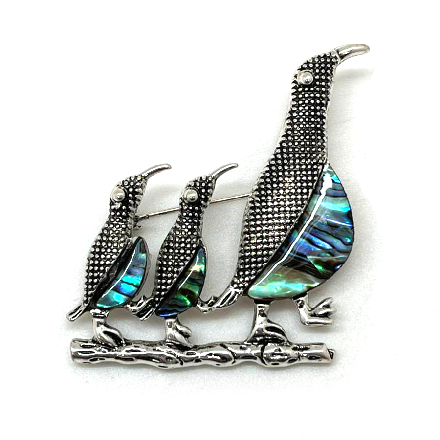 картинка BR0514 Брошь-подвеска "Пингвины Семья" с перламутром (Гелиотис)   от магазина El Corazon