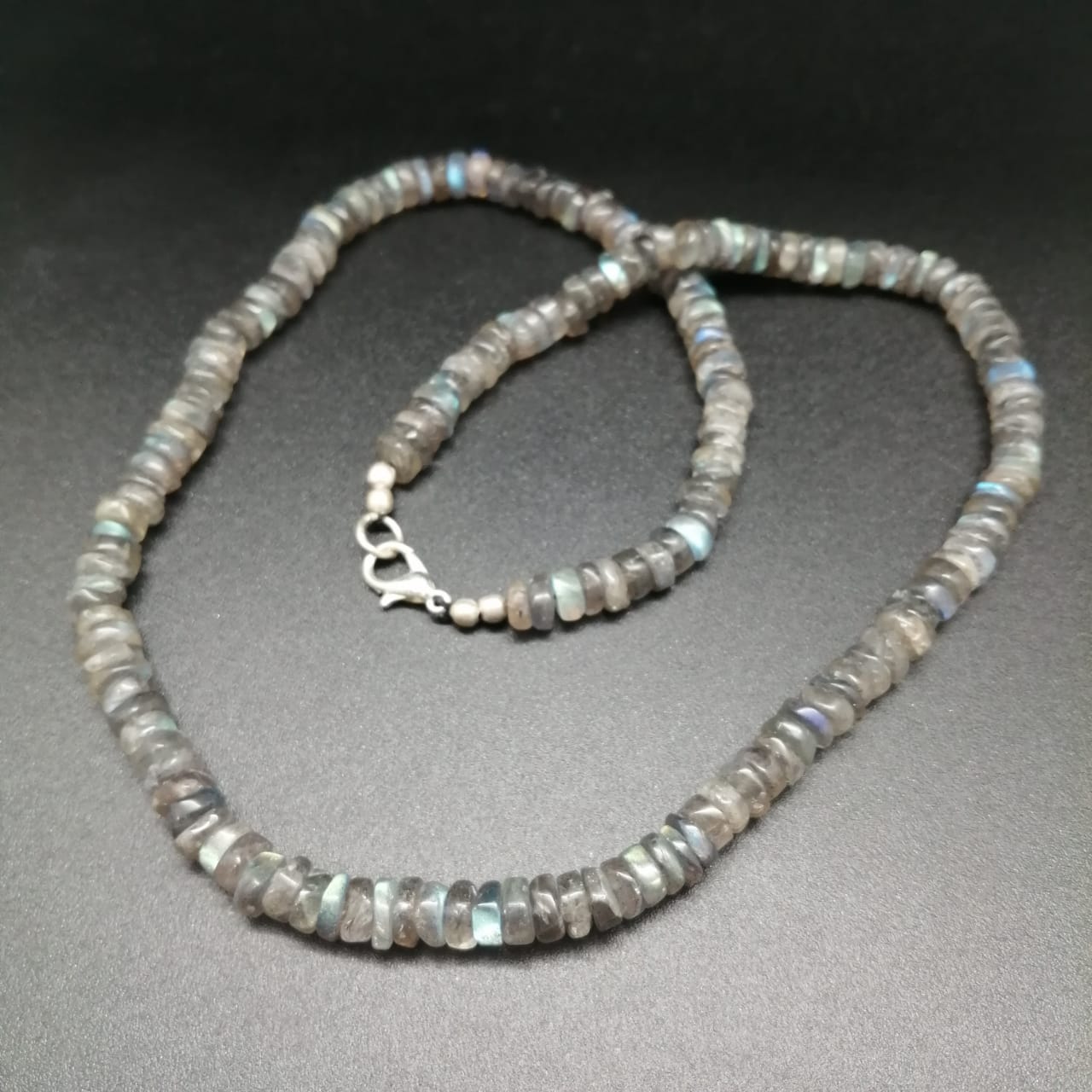 картинка Ожерелье из камня Лабрадор и серебряной фурнитуры 45 см от магазина El Corazon