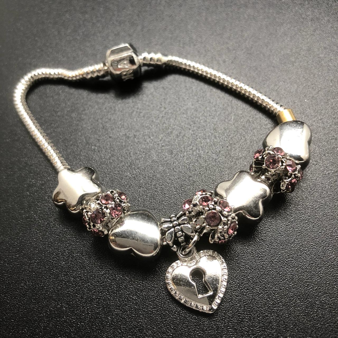 картинка Браслет из ювелирного метала с шармами и подвеской Сердце с замочком 05 от магазина El Corazon