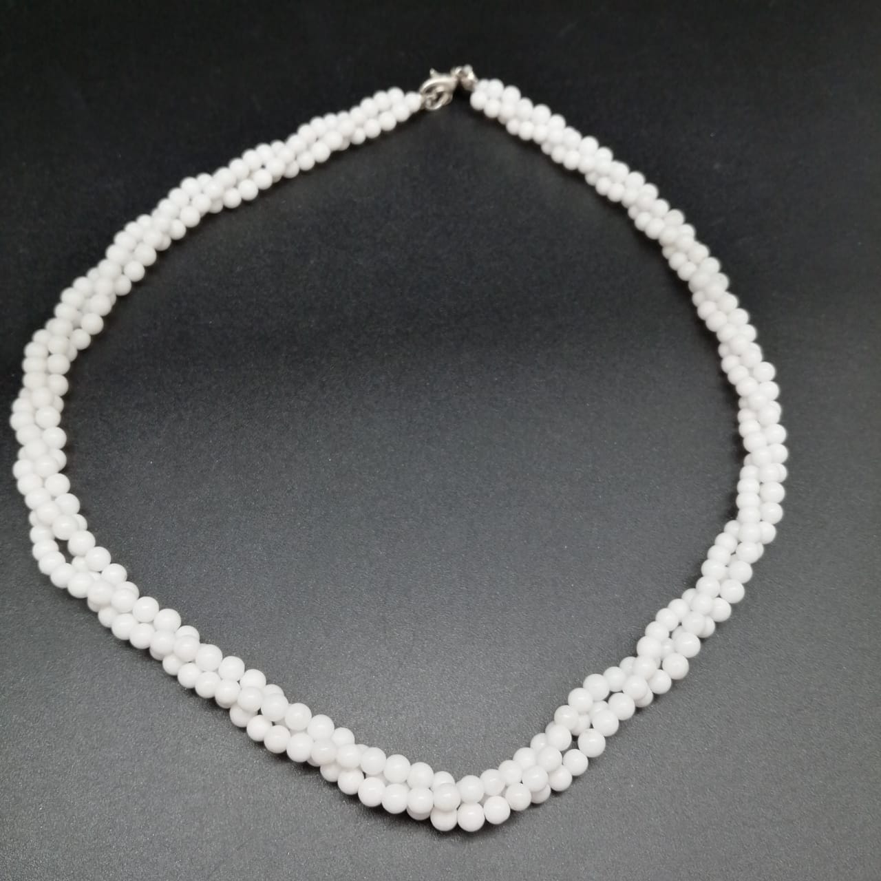 картинка Ожерелье из нескольких нитей с бусинами белого Агата 48 см от магазина El Corazon