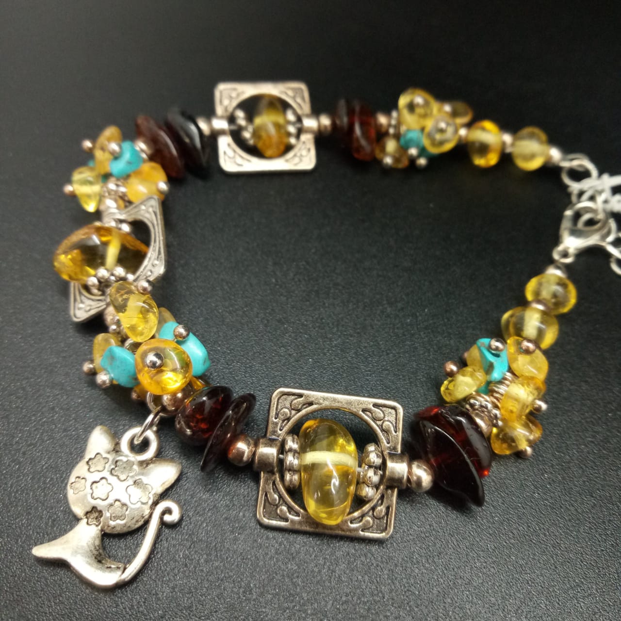 картинка Браслет d 8 см, из янтаря, бирюзы, ювелирного металла и шармов 04 bracelet-130 от магазина El Corazon