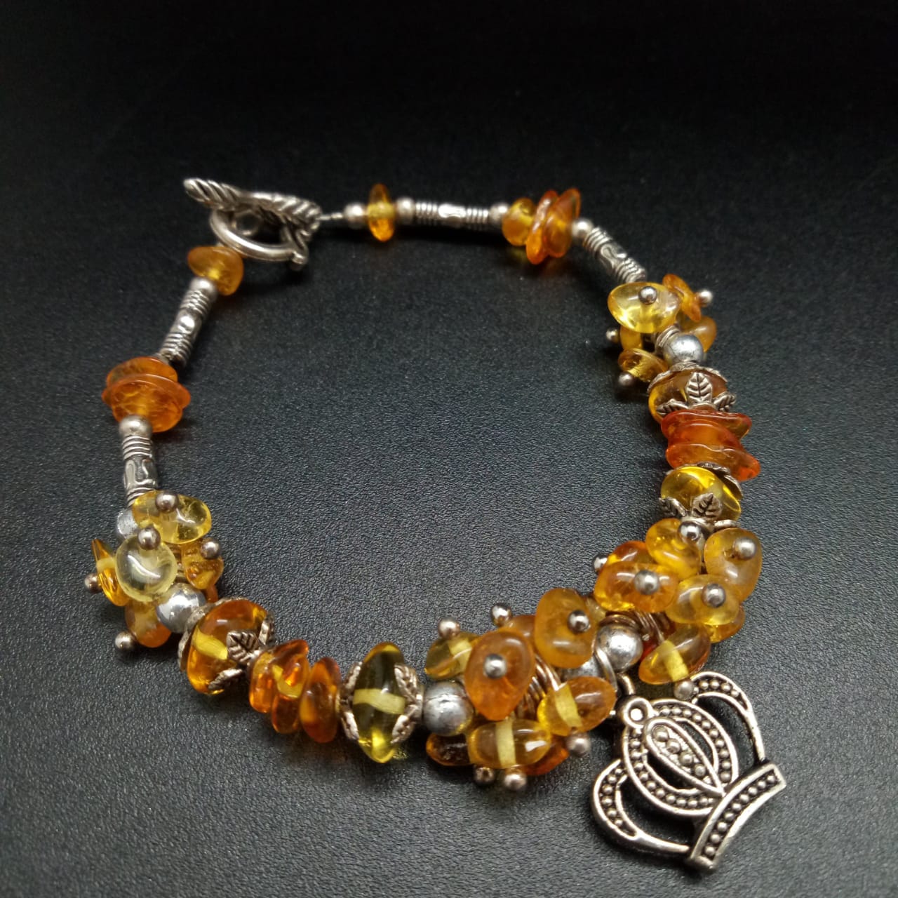 картинка Браслет d 6,6 см, из янтаря, ювелирного металла и шармов 02 bracelet-172 от магазина El Corazon