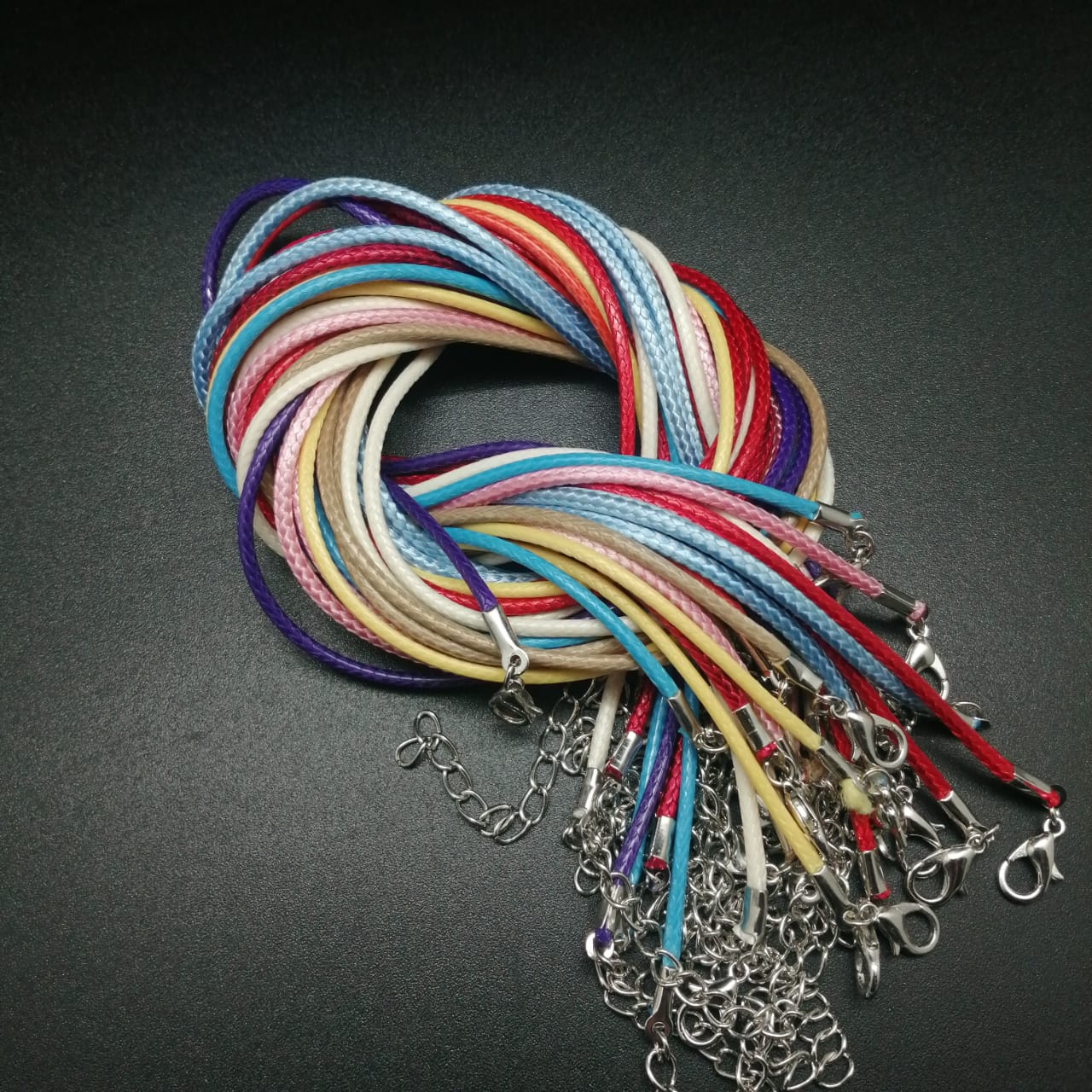 картинка Шнурок для кулонов или подвесок кожаный, длина 45 см d-2мм, цвет в ассортименте  от магазина El Corazon