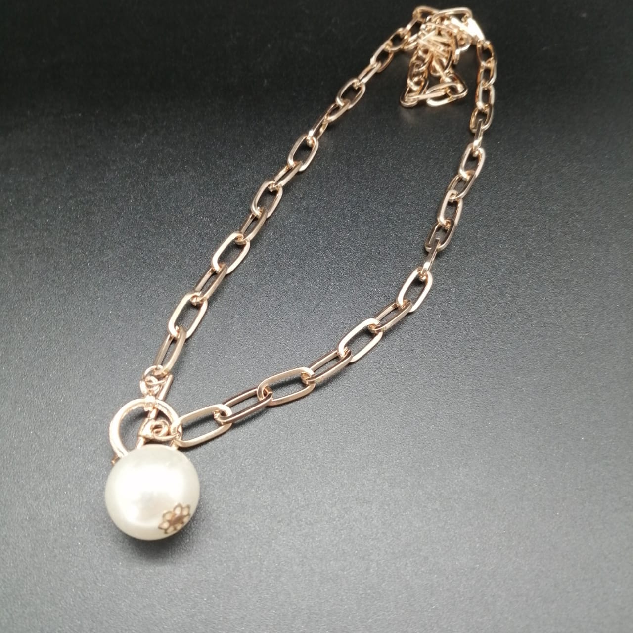 картинка Ожерелье из цепочки и подвески в виде белого шара от магазина El Corazon