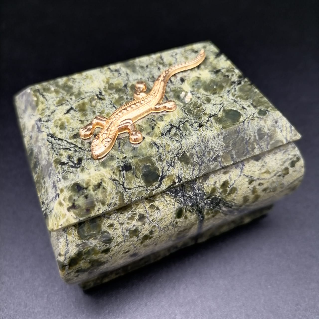 картинка Шкатулка из камня Змеевик и фигуркой ящерка Box002 от магазина El Corazon
