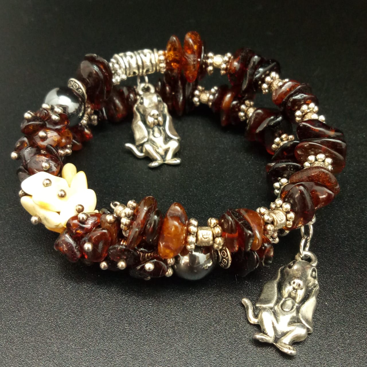 картинка Браслет - спираль d 7 см, из янтаря, ювелирного металла и шарма 08 bracelet-151 от магазина El Corazon