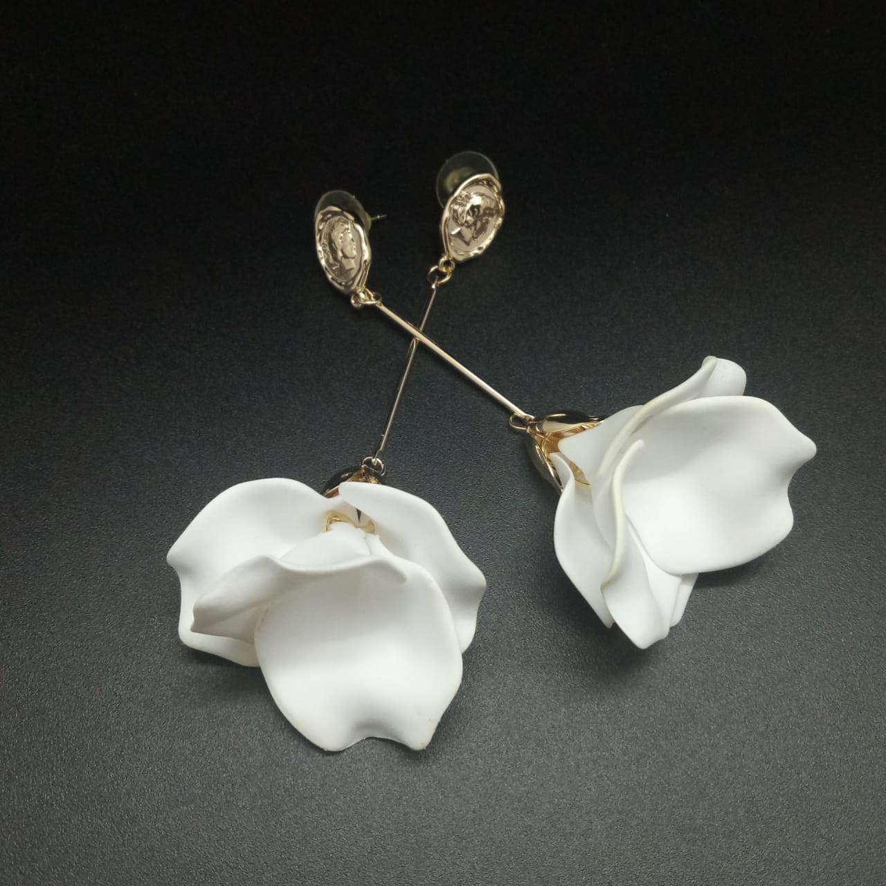 картинка Серьги белые Цветы из Полимерной глины и дорогой Корейской фурнитуры 9 см от магазина El Corazon