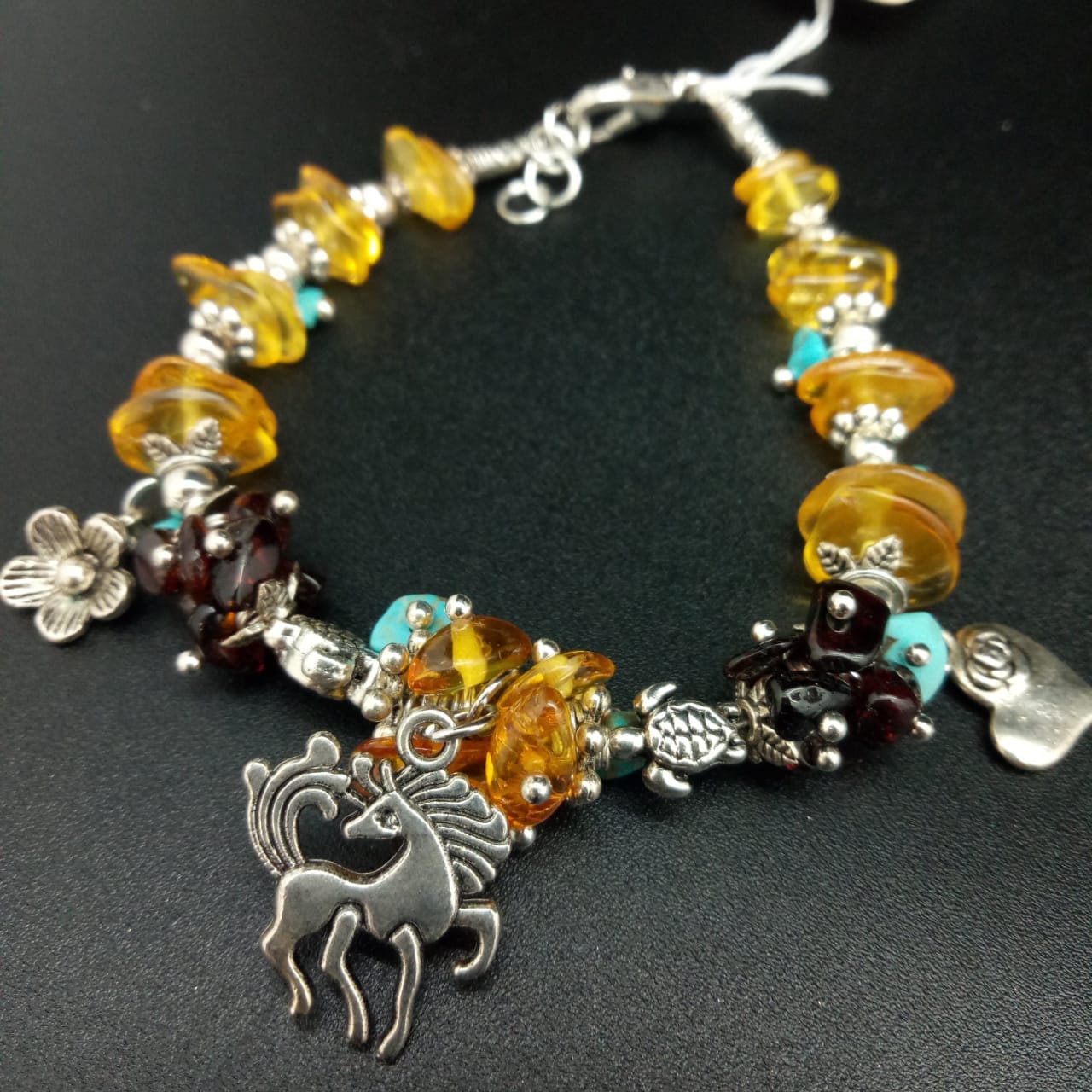 картинка Браслет d 8 см, из янтаря, бирюзы, ювелирного металла и шармов 09 bracelet-134 от магазина El Corazon