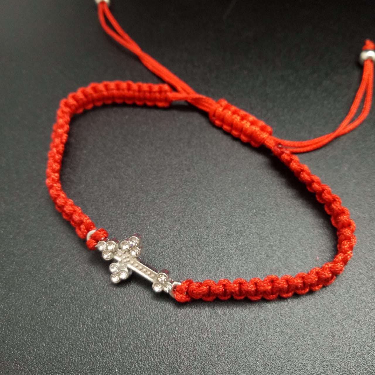 картинка Красная нить с подвеской Крест со стразами 05 от магазина El Corazon