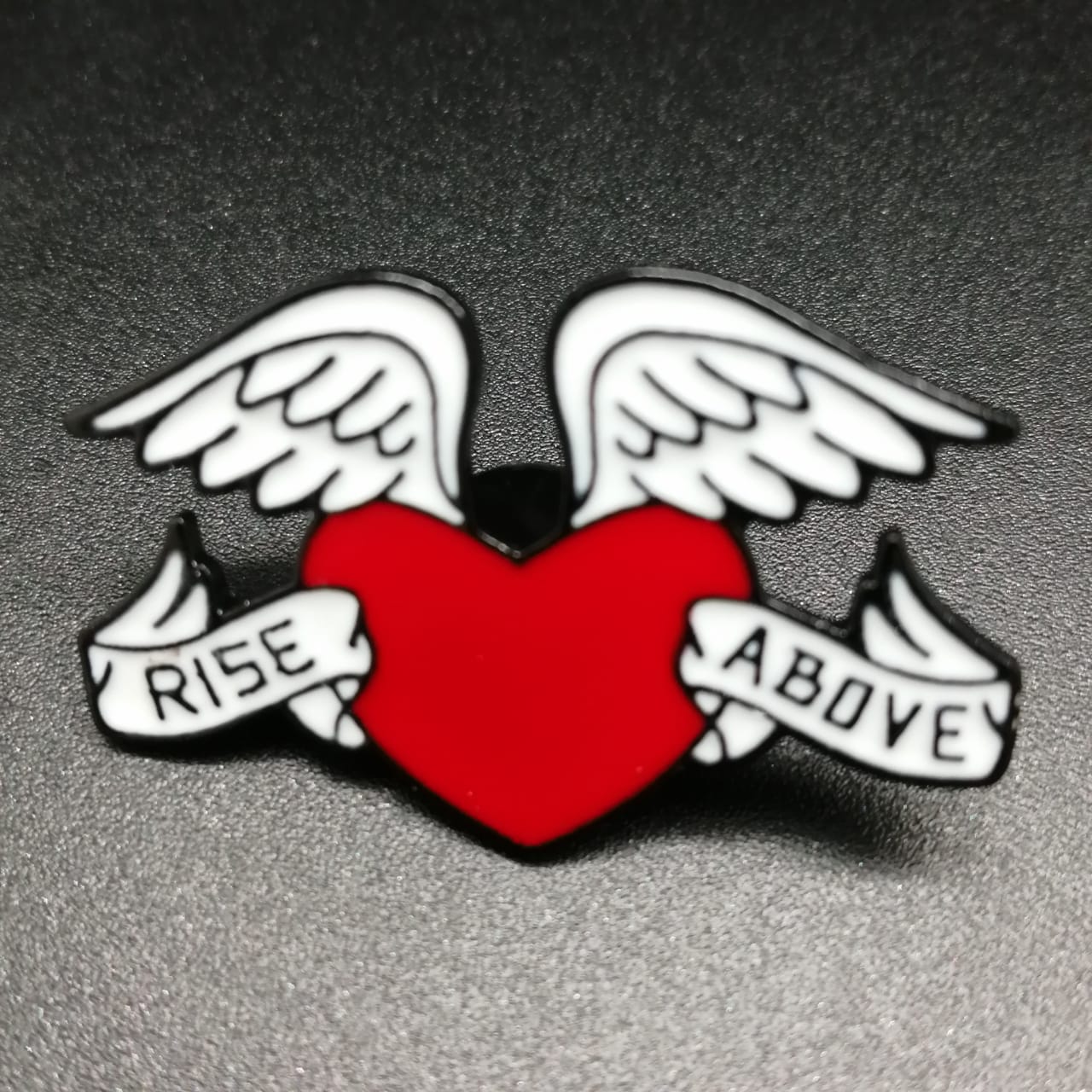 картинка Брошь пусет Сердце с крыльями и надписью "Rise Above" от магазина El Corazon