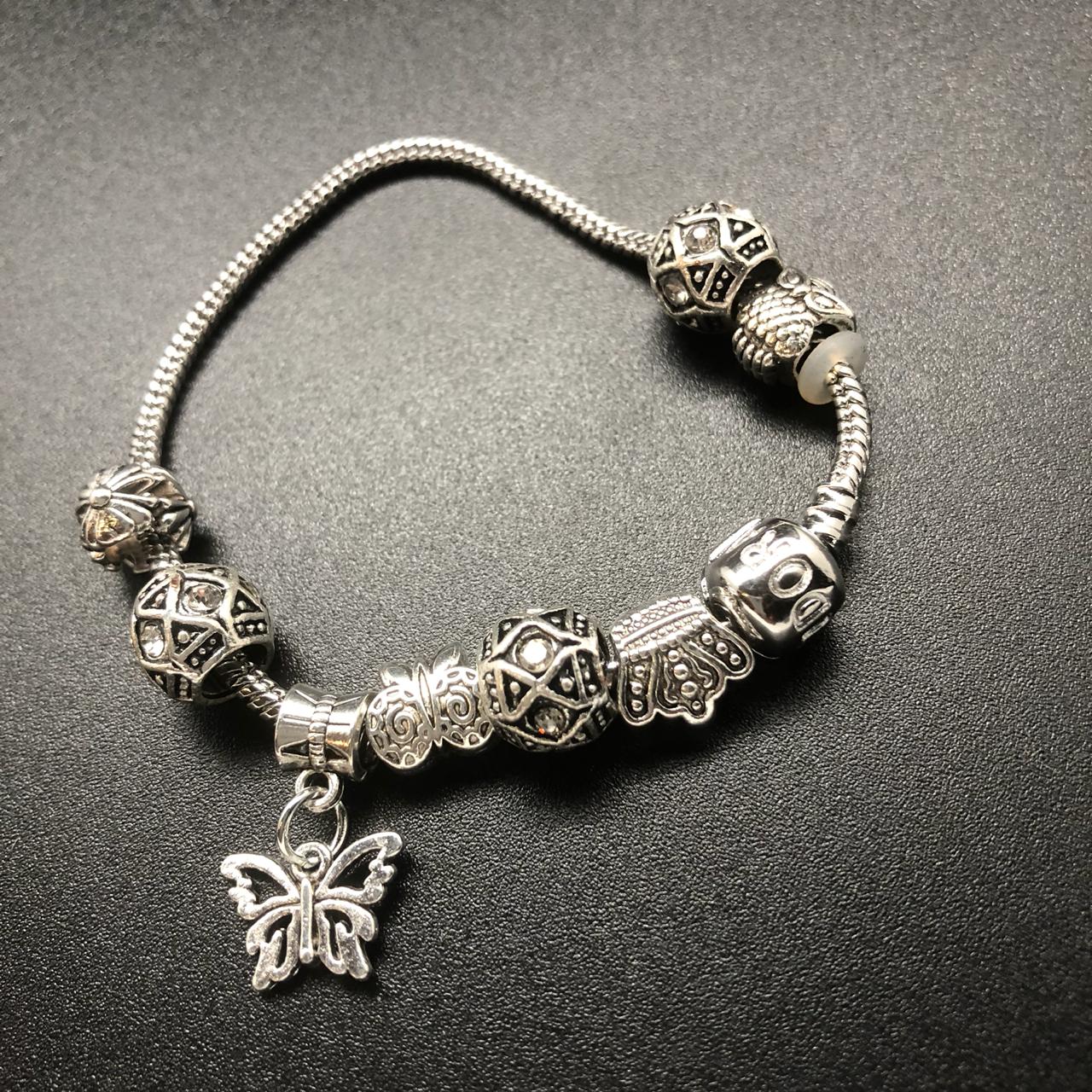 картинка Браслет из ювелирного метала с шармами и подвеской Бабочка 01 от магазина El Corazon
