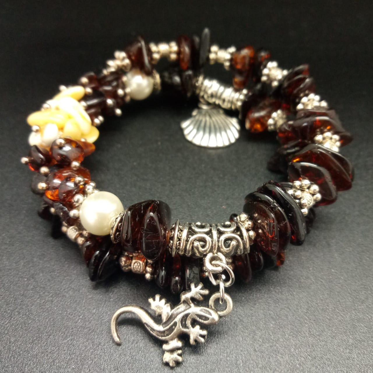 картинка Браслет - спираль d 7 см, из янтаря, ювелирного металла и шарма 13 bracelet-170 от магазина El Corazon