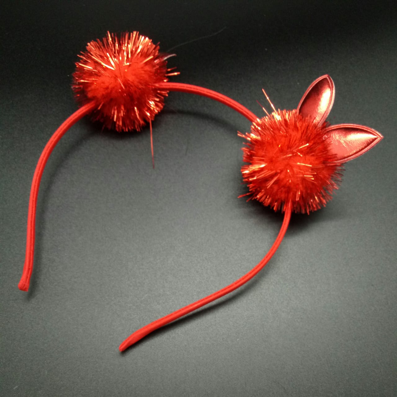 картинка Ободок с ушками и помпонами, красный от магазина El Corazon