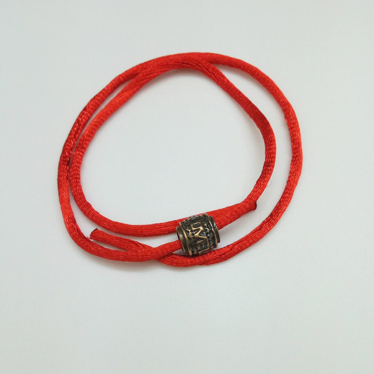 картинка Красная нить браслет с подвеской бусина с буквами от магазина El Corazon