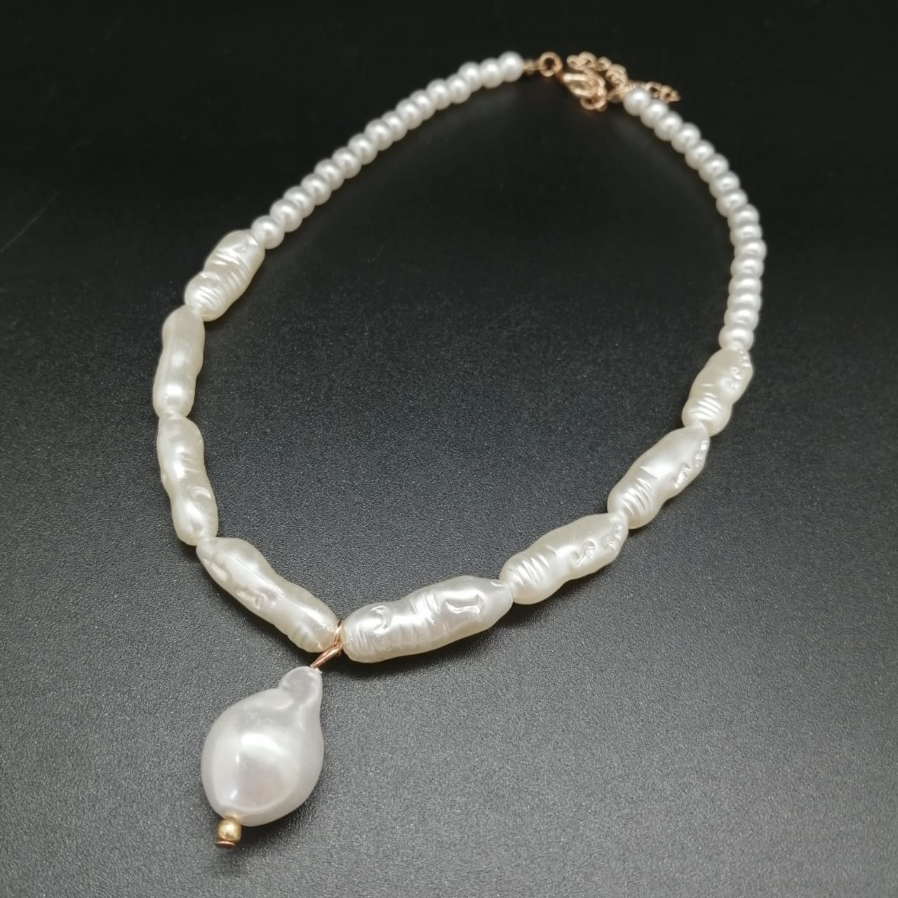 картинка Ожерелье из белых бусин и подвески  от магазина El Corazon