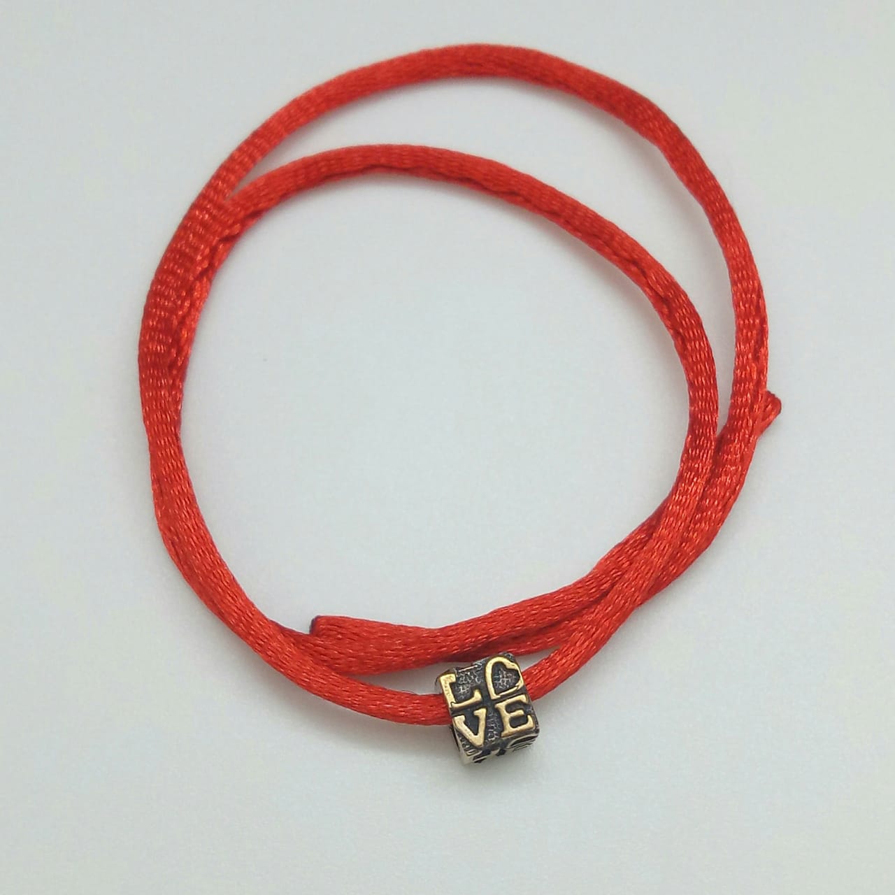 картинка Красная нить браслет с подвеской Love в квадратной бусинке от магазина El Corazon