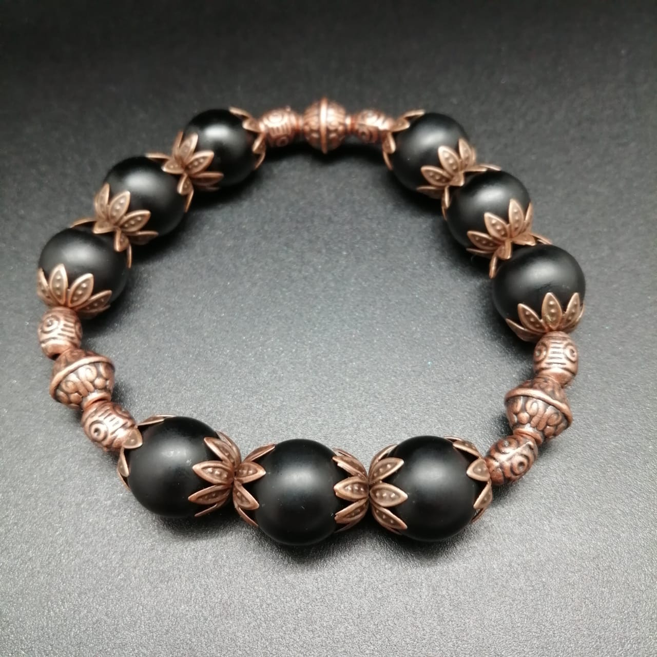 картинка Комплект: Серьги, ожерелье и браслет из черного, матового Агата и бронзовой фурнитуры от магазина El Corazon