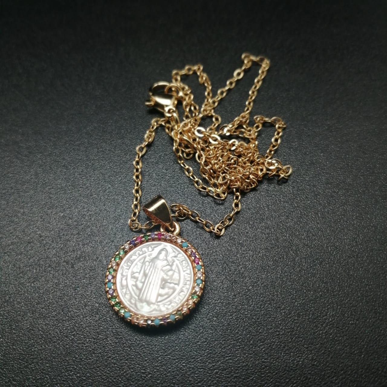 картинка Круглый кулон на цепочке из жемчуга, камня цирконий и ювелирного металла, Мадонна от магазина El Corazon