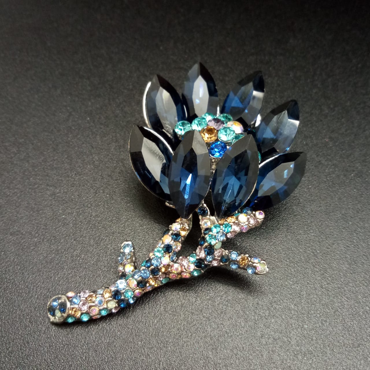 картинка Брошь Цветок с синими кристаллами и разноцветными стразами от магазина El Corazon