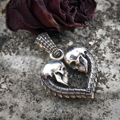 картинка Подвеска Готическая сердце с черепами цвета серебра  от магазина El Corazon