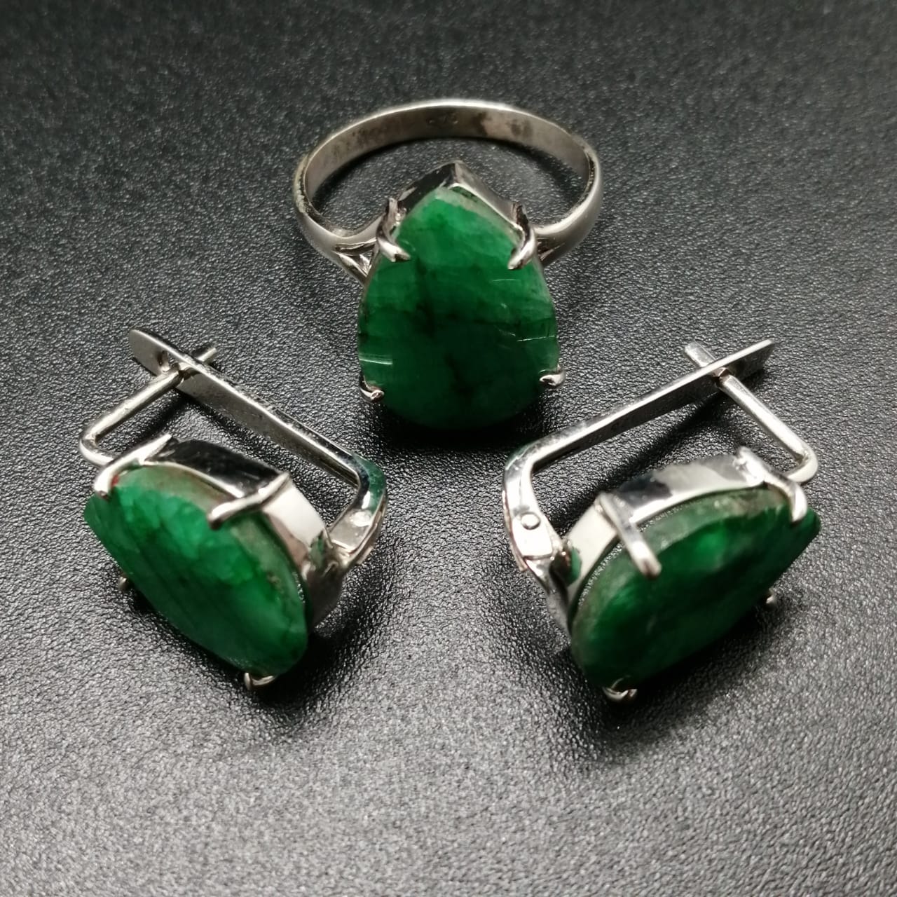картинка Комплект серьги и кольцо из зеленого камня Корунд и серебра от магазина El Corazon