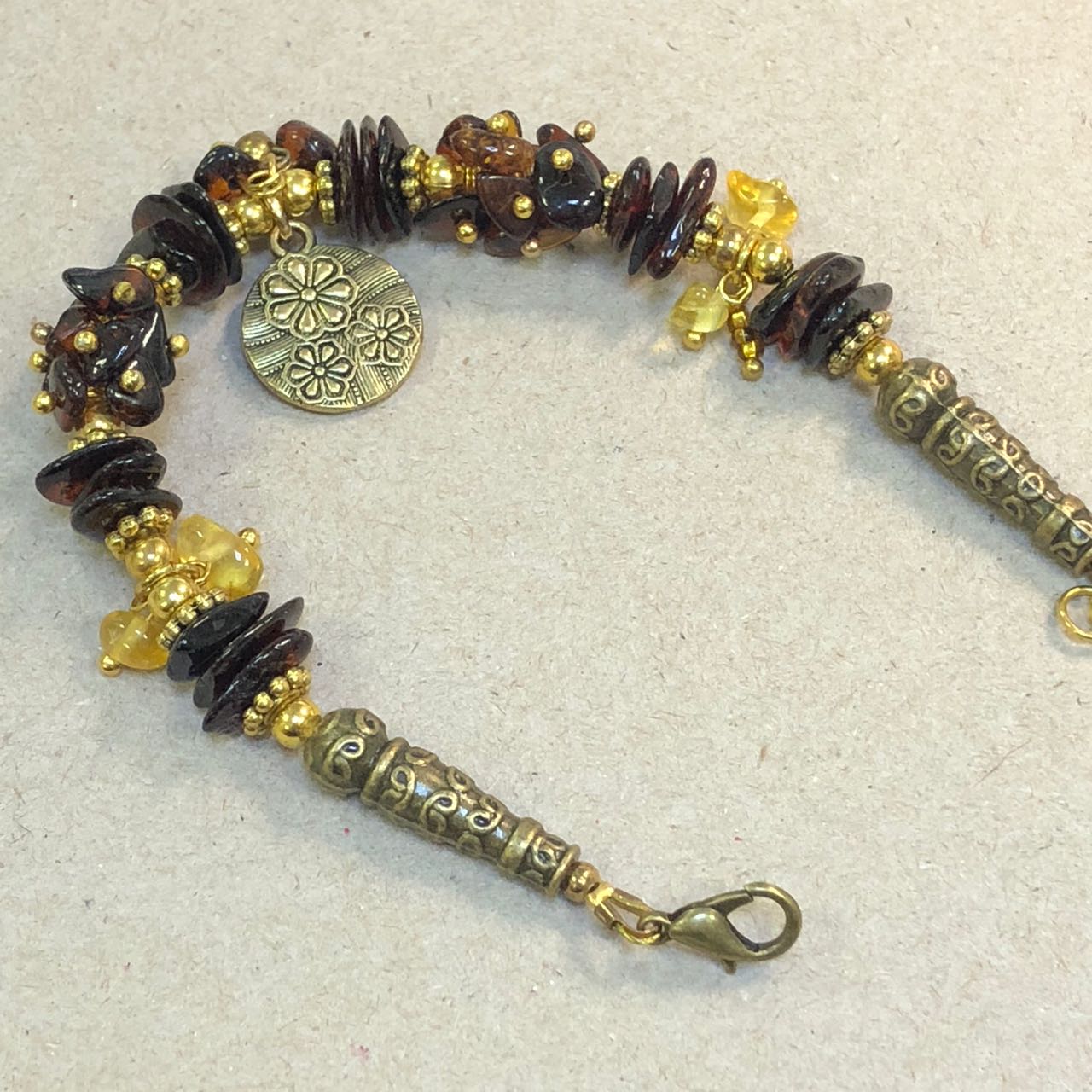 картинка Браслет с натуральным янтарем и шармами 3 bracelet-188 от магазина El Corazon