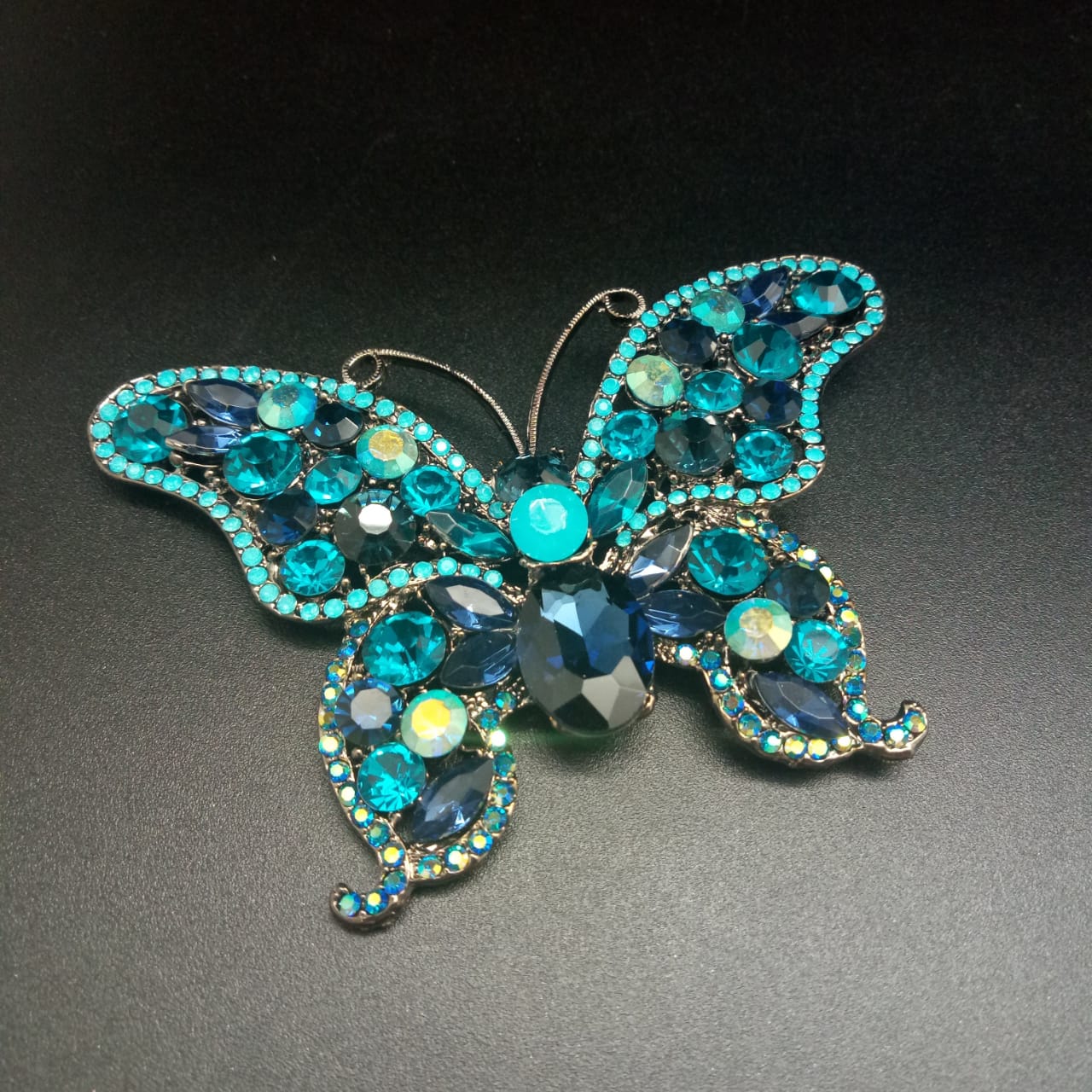 картинка Брошь бабочка с синими и голубыми стразами от магазина El Corazon