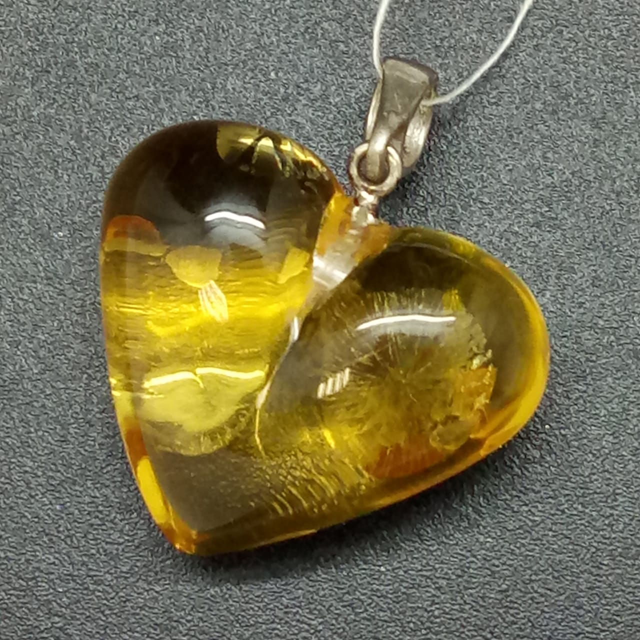картинка Кулон Сердце из янтаря и ювелирного металла  от магазина El Corazon
