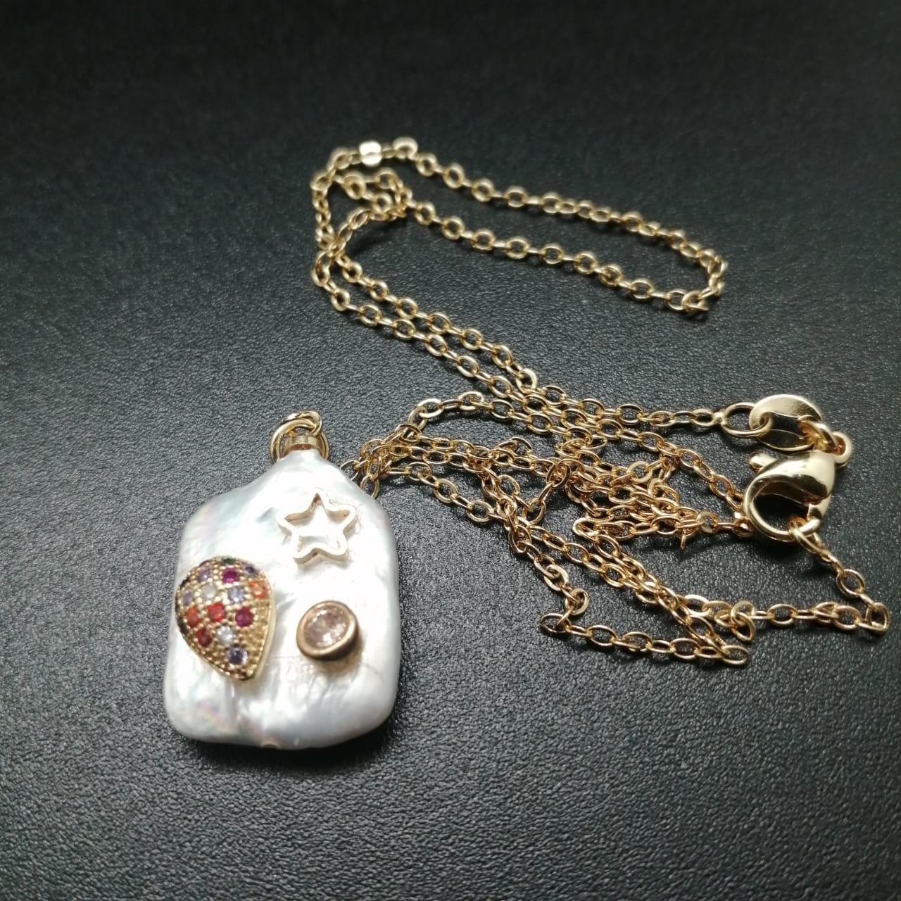 картинка Кулон на цепочке 01 из жемчуга, камня цирконий и ювелирного металла от магазина El Corazon