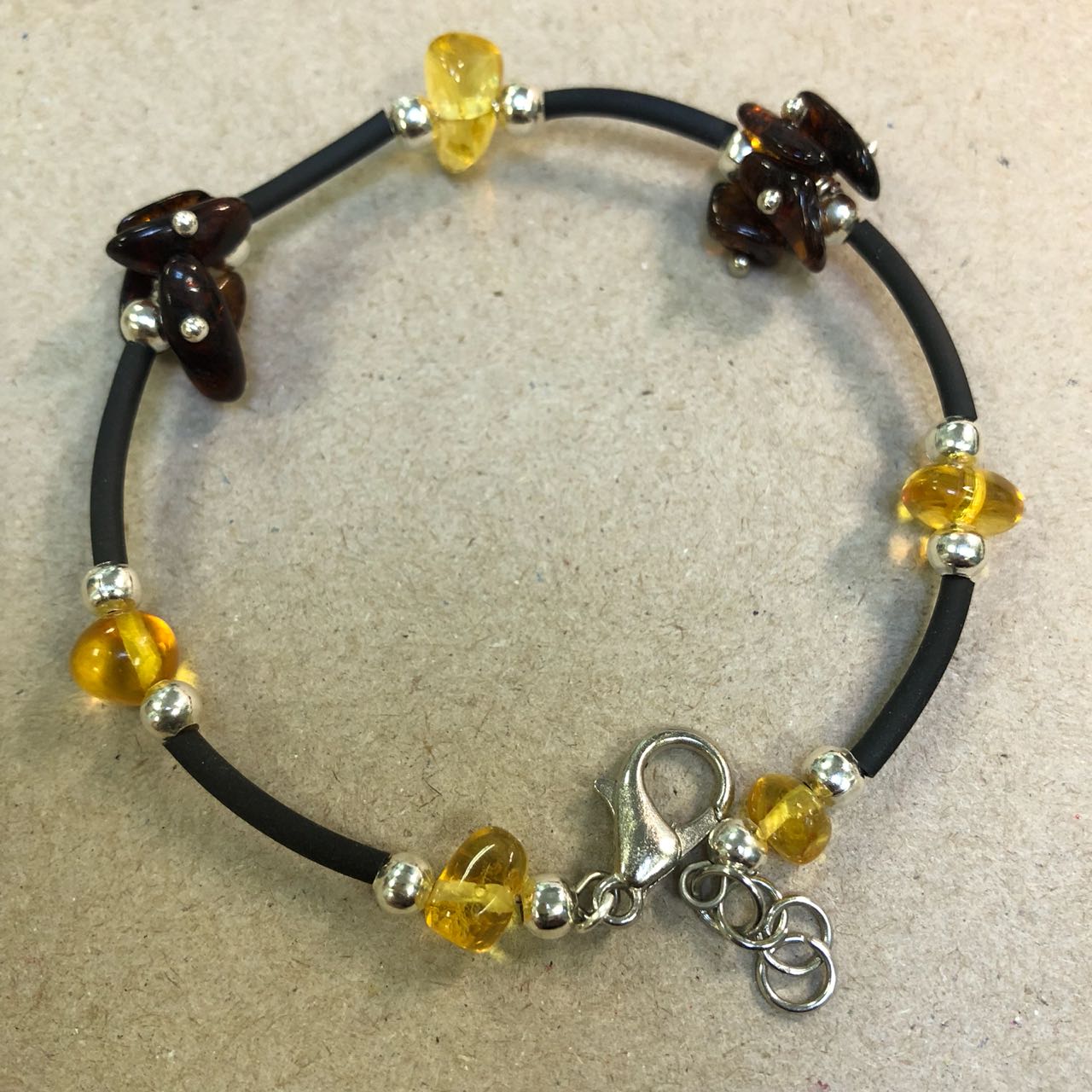 картинка Браслет силиконовый с природным янтарем 1 bracelet-186 от магазина El Corazon