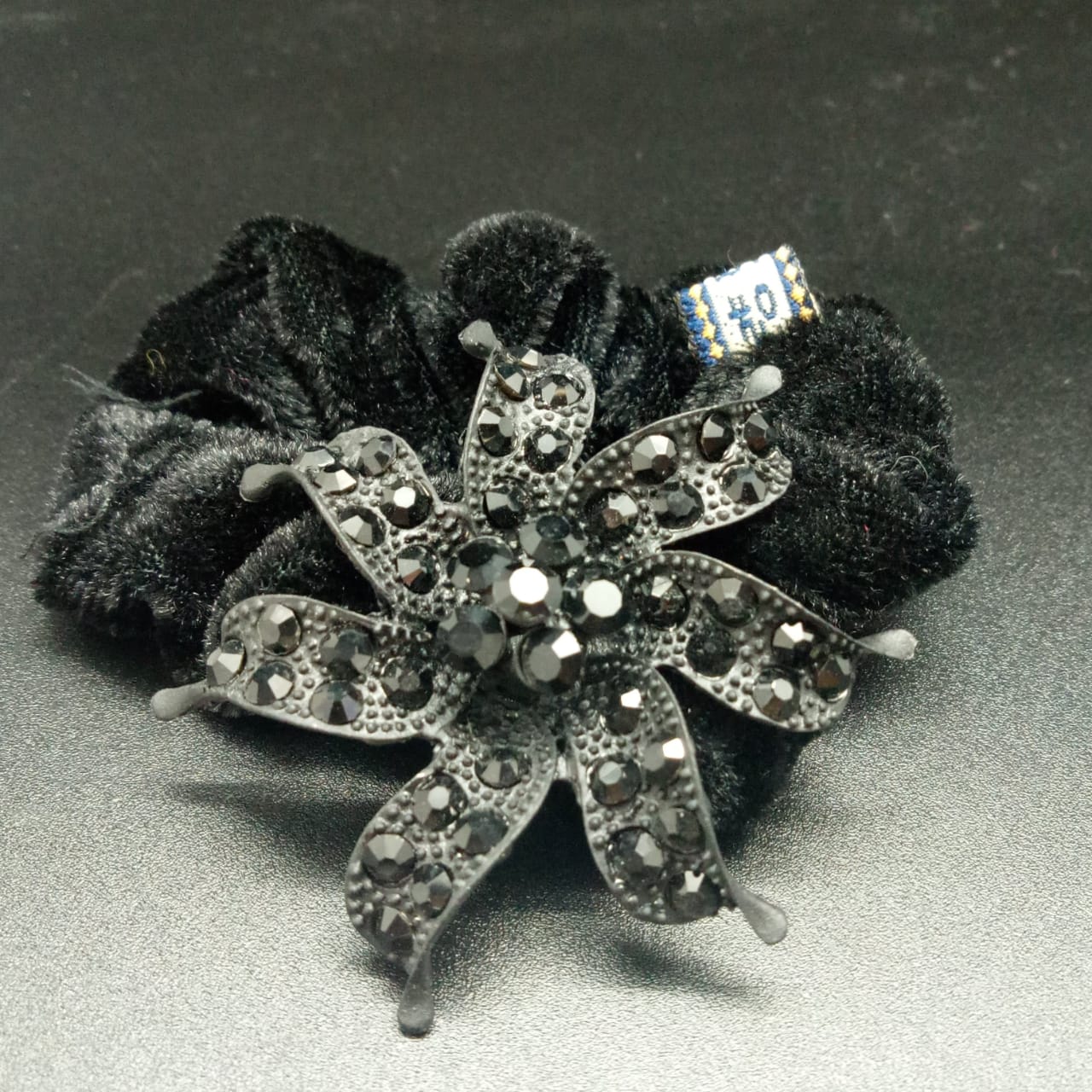 картинка Бархатная резинка d 8 см с декоративной отделкой черный Цветок 02 от магазина El Corazon