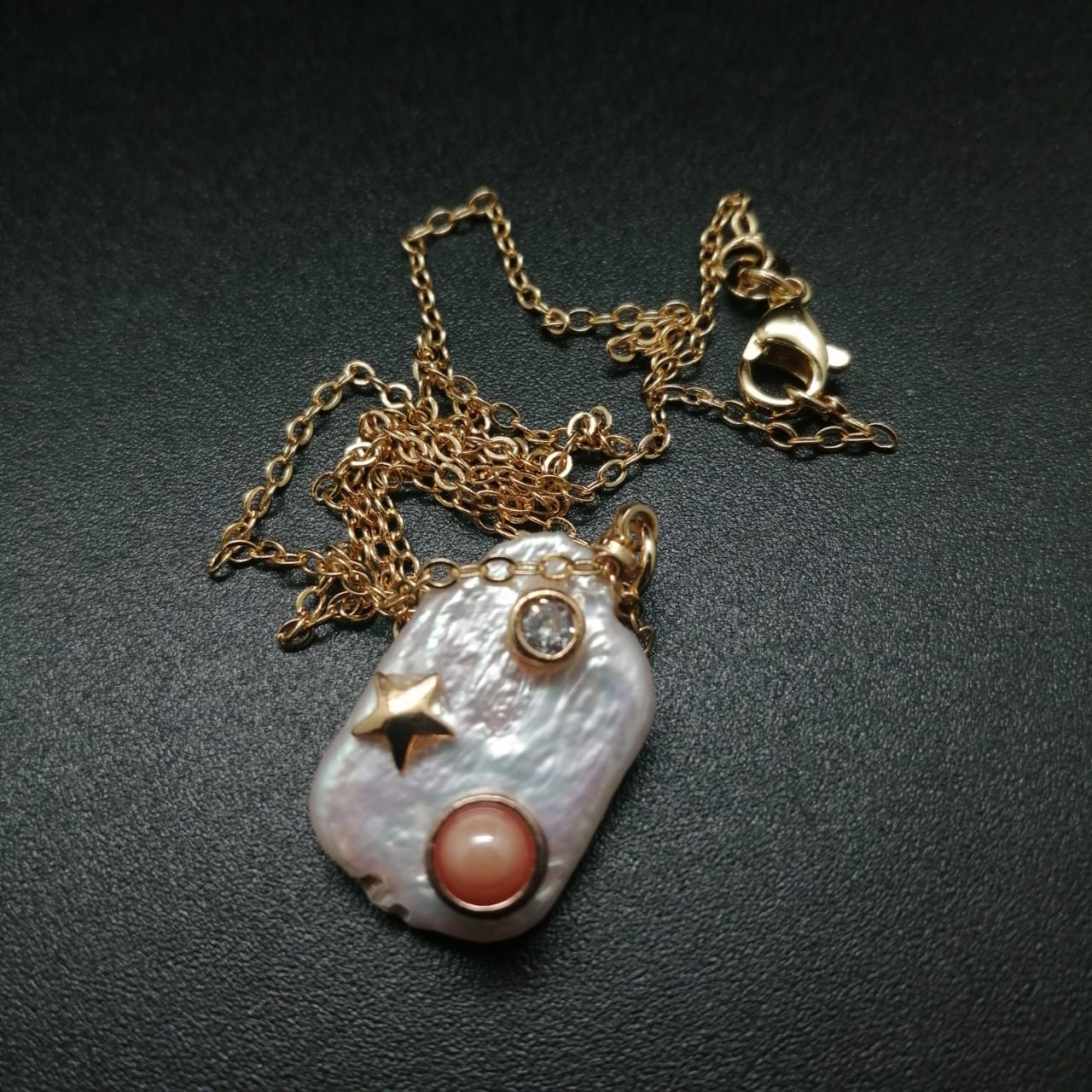 картинка Кулон на цепочке 07 из жемчуга, камня цирконий и ювелирного металла от магазина El Corazon