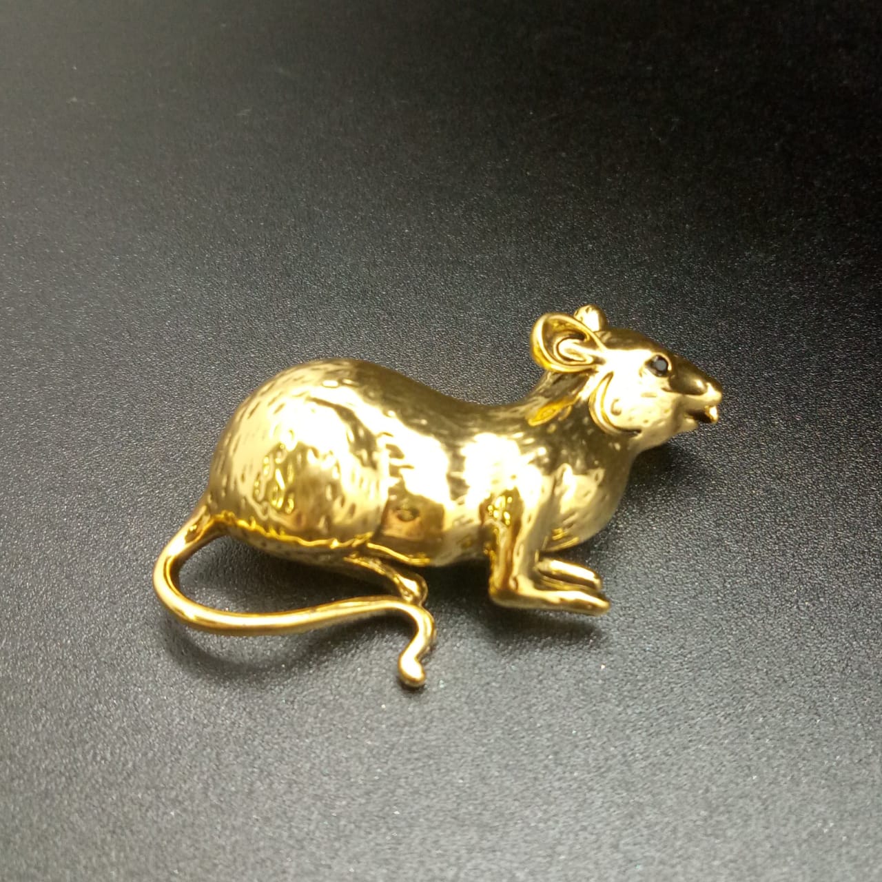 картинка Брошь золотая мышь  от магазина El Corazon