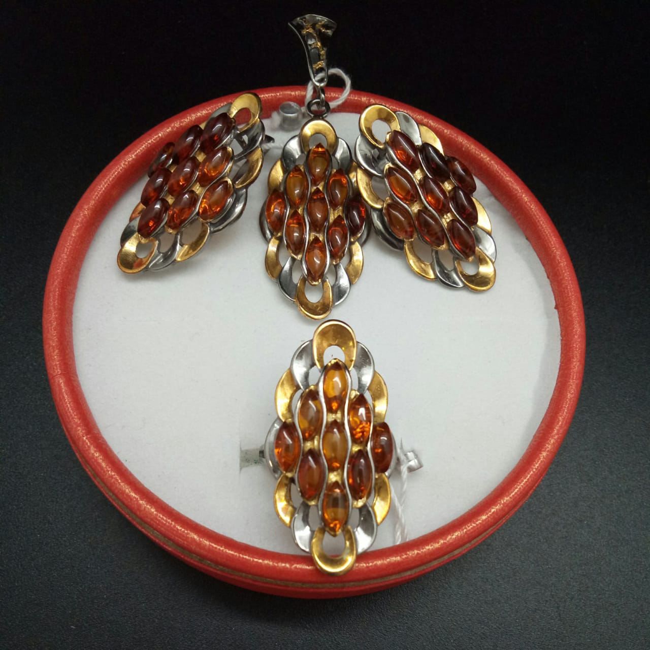 картинка Комплект серьги, подвеска и кольцо Медовые соты из серебра и янтаря от магазина El Corazon